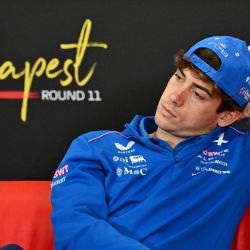 El piloto argentino de Alpine, Franco Colapinto, ofrece una rueda de prensa previa al Gran Premio de Hungría de Fórmula 1 en el circuito de Hungaroring, en Mogyorod, cerca de Budapest, Hungría. | Foto:ATTILA KISBENDEK / AFP