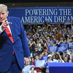 El presidente estadounidense Donald Trump llega para dar un discurso en la escuela secundaria Wheeler en Marietta, Georgia. | Foto:SAUL LOEB / AFP