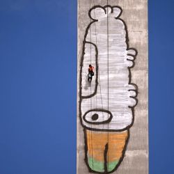 Escaladores se preparan para pintar sobre el grafiti de Pam the Bird en el puente Bolte de Melbourne. El grafiti fue pintado con aerosol en uno de los pilares de 140 metros de altura del puente por el presunto vándalo Jack Gibson-Burrell, y se espera que el trabajo dure varios días y requiera 100 litros de preparación de la superficie, imprimación y pintura. | Foto:William West / AFP