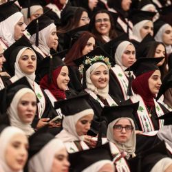 Estudiantes palestinos asisten a la primera ceremonia de graduación de la Universidad de Birzeit desde el ataque de Hamás contra Israel el 7 de octubre de 2023, cerca de Ramala, en la Cisjordania ocupada por Israel. | Foto:ZAIN JAAFAR / AFP