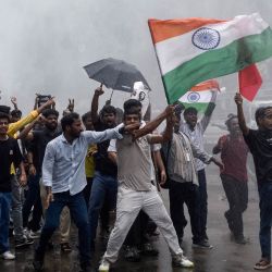 Manifestantes con la bandera nacional india corean consignas durante una marcha de protesta en Patna, exigiendo la dimisión del ministro de Educación de la India, Dharmendra Pradhan, por presuntas irregularidades en el examen NEET. Las protestas, lideradas por el movimiento Cockroach Janta Party (CJP), difundido a través de las redes sociales, se han convertido en uno de los mayores desafíos para el gobierno del primer ministro Narendra Modi desde su reelección en 2024. | Foto:Sachin Kumar / AFP