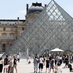 Turistas son vistos cerca del Museo del Louvre, en París, Francia. | Foto:Xinhua/Wu Huiwo