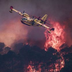 Un avión Canadair CL-415 de la Seguridad Civil francesa sobrevuela las llamas que arrasan un bosque en los alrededores de Cotignac, en el sureste de Francia, durante un incendio forestal. | Foto:Thibaud Moritz / AFP