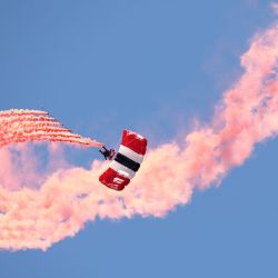Un miembro del equipo acrobático de paracaidismo del Ejército Británico, los Diablos Rojos, participa en una exhibición durante la jornada inaugural del Salón Aeronáutico Internacional de Farnborough 2026 en Farnborough, al suroeste de Londres. | Foto:Toby Shepheard / AFP