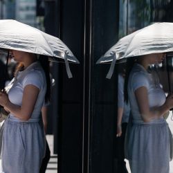 Una mujer se protege del sol con un paraguas en una calurosa mañana en Tokio. | Foto:ANDREW CABALLERO-REYNOLDS / AFP