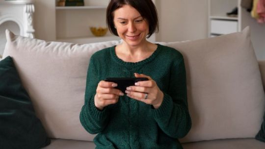 Cómo el uso excesivo del celular puede deformar el cuello, debilitar las manos y afectar la salud