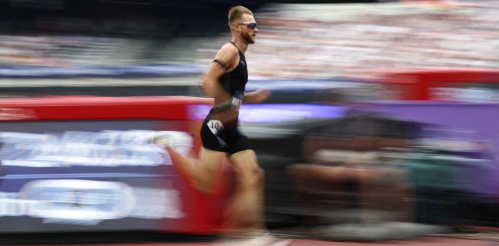 El británico Josh Kerr compite en la prueba de la milla masculina durante la competición de atletismo de la Liga Diamante de la IAAF en el estadio de Londres.
