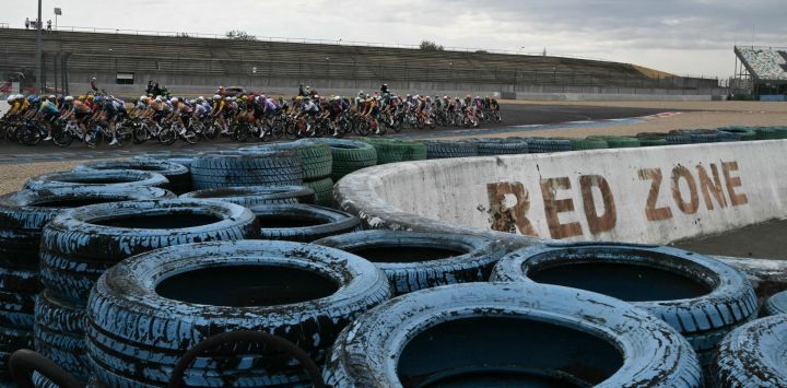 El pelotón de ciclistas recorre el circuito de Magny-Cours al inicio de la duodécima etapa de la 113.ª edición del Tour de Francia, un recorrido de 181 km entre el Circuito de Nevers Magny-Cours y Chalon-sur-Saône, en el centro de Francia.