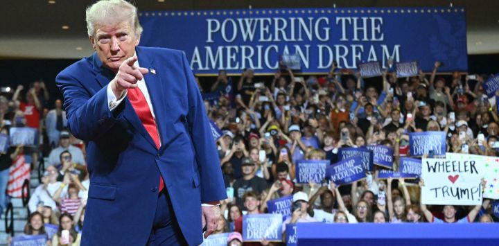 El presidente estadounidense Donald Trump llega para dar un discurso en la escuela secundaria Wheeler en Marietta, Georgia.