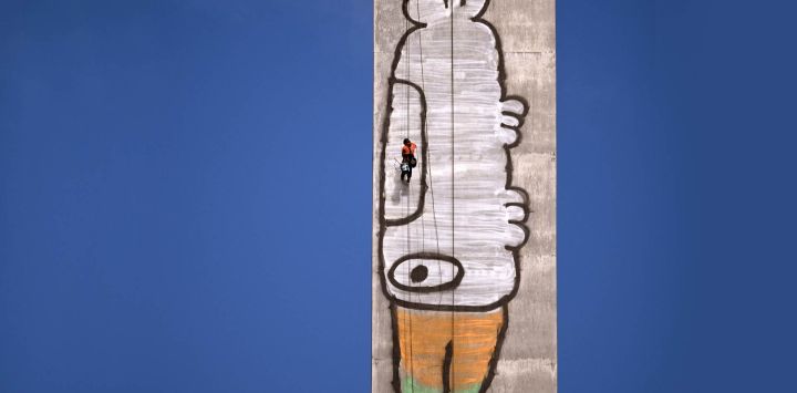 Escaladores se preparan para pintar sobre el grafiti de Pam the Bird en el puente Bolte de Melbourne. El grafiti fue pintado con aerosol en uno de los pilares de 140 metros de altura del puente por el presunto vándalo Jack Gibson-Burrell, y se espera que el trabajo dure varios días y requiera 100 litros de preparación de la superficie, imprimación y pintura.