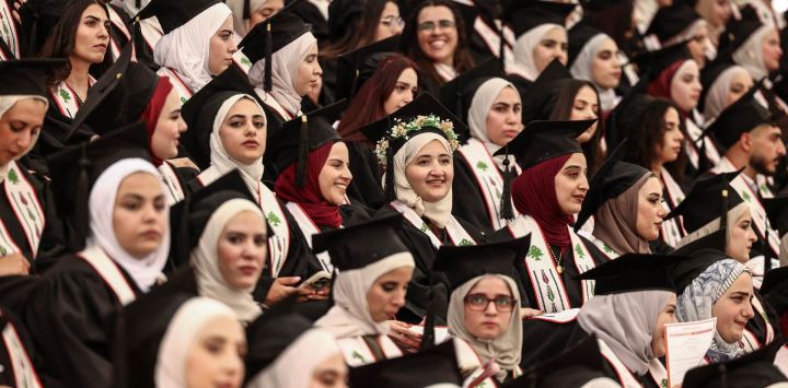 Estudiantes palestinos asisten a la primera ceremonia de graduación de la Universidad de Birzeit desde el ataque de Hamás contra Israel el 7 de octubre de 2023, cerca de Ramala, en la Cisjordania ocupada por Israel.