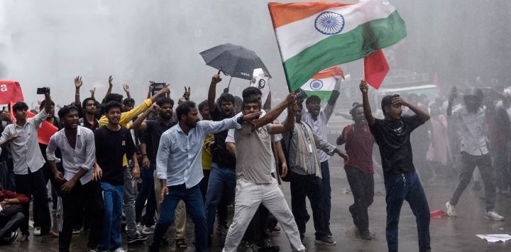 Manifestantes con la bandera nacional india corean consignas durante una marcha de protesta en Patna, exigiendo la dimisión del ministro de Educación de la India, Dharmendra Pradhan, por presuntas irregularidades en el examen NEET. Las protestas, lideradas por el movimiento Cockroach Janta Party (CJP), difundido a través de las redes sociales, se han convertido en uno de los mayores desafíos para el gobierno del primer ministro Narendra Modi desde su reelección en 2024.
