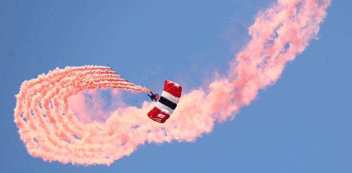 Un miembro del equipo acrobático de paracaidismo del Ejército Británico, los Diablos Rojos, participa en una exhibición durante la jornada inaugural del Salón Aeronáutico Internacional de Farnborough 2026 en Farnborough, al suroeste de Londres.