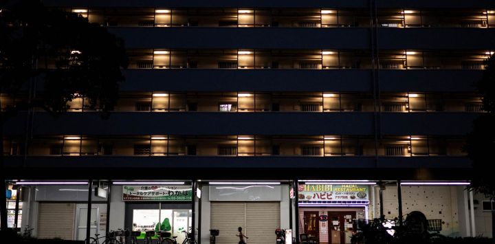 Un niño corre frente a un edificio de apartamentos en un complejo residencial en el distrito de Koto, Tokio.