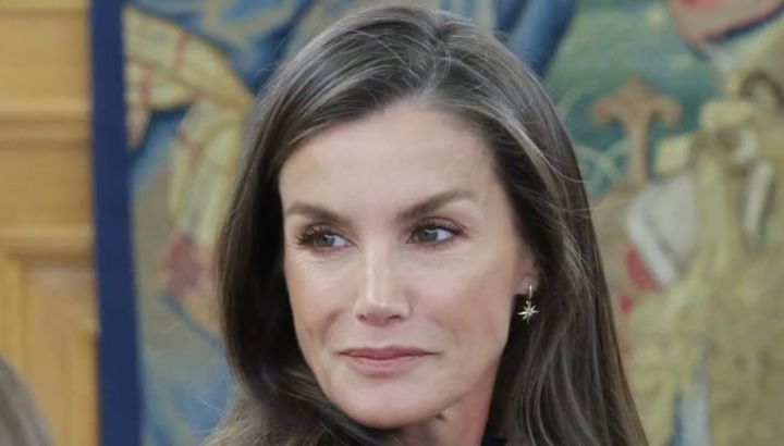 Letizia Ortiz dio cátedra de estilo con un look boho chic en clave black and white