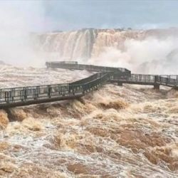 La crecida del río Iguazú obligó al cierre temporal.