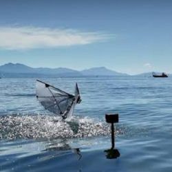 El robot aletea y combina la capacidad de volar por el aire con la de sumergirse y nadar en el agua