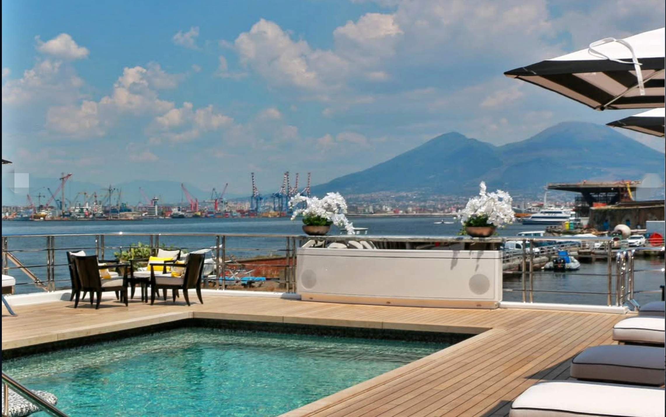 Detalle de la piscina del yate de Tilman Fertitta, embajador de EE.UU. en Italia.