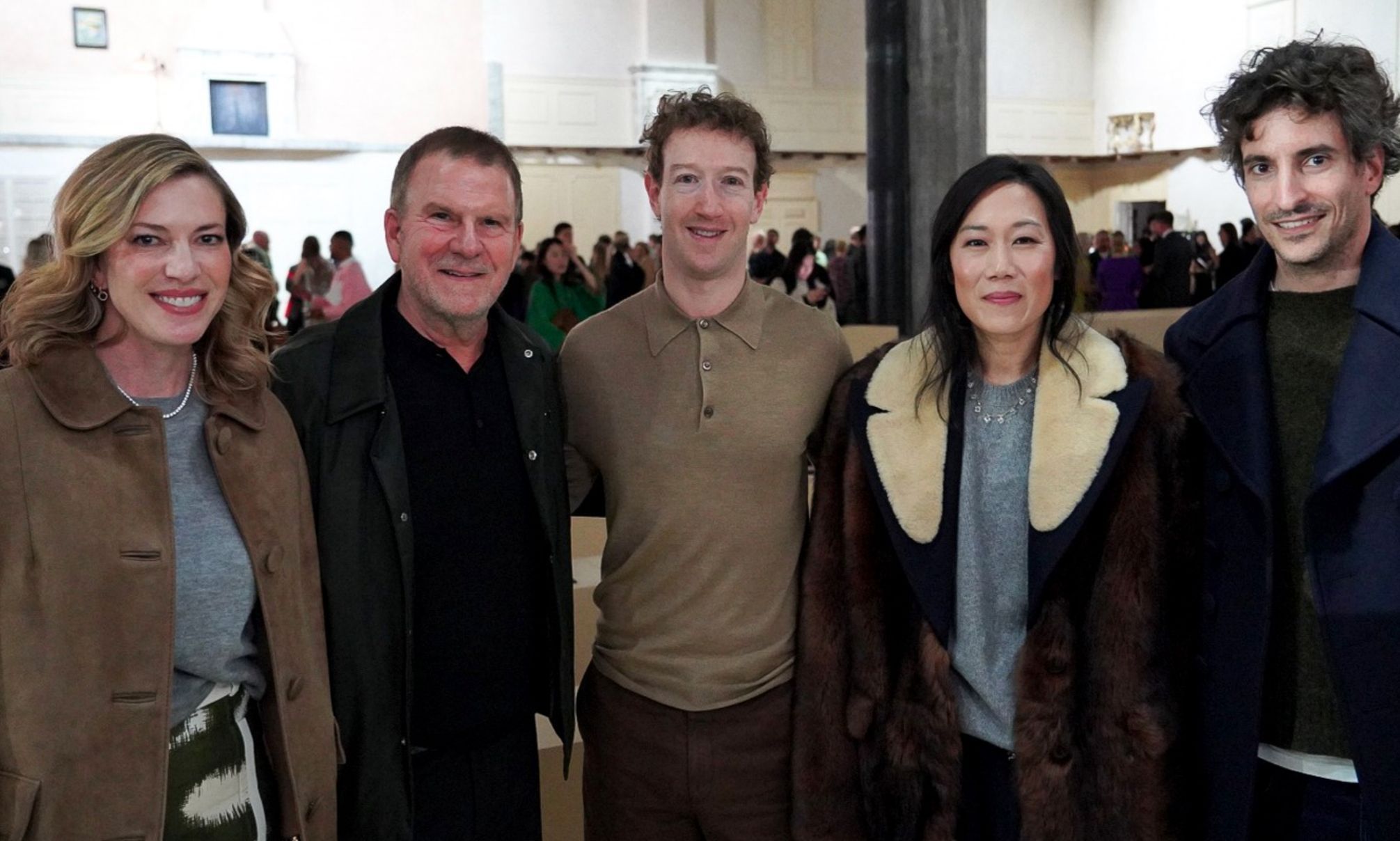 (De izq. a der.) Lauren y Tilman Fertitta, Mark Zuckerberg y su mujer, y Lorenzo Bertelli, en desfile de Prada 2026.