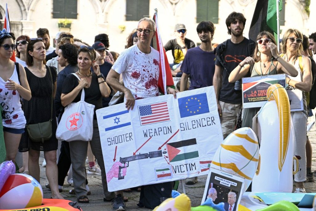 Protestas en Venecia contra el yate de Tilman Fertitta, embajador de EE.UU. en Italia.