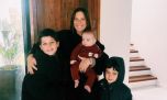 Así es la casa del árbol de los hijos Juana Repetto: cocina Montessori, mini living y hamacas