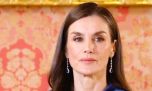 Letizia Ortiz deslumbró con un vestido de efecto acuarela en el 50° aniversario de Adolfo Domínguez