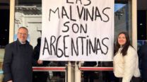 En La Rural expusieron una réplica de la bandera que Argentina mostró en el Mundial
