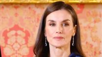 Letizia Ortiz deslumbró con un vestido de efecto acuarela en el 50° aniversario de Adolfo Domínguez