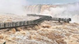 La crecida del río Iguazú obligó al cierre temporal.