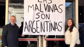 En La Rural expusieron una réplica de la bandera que Argentina mostró en el Mundial
