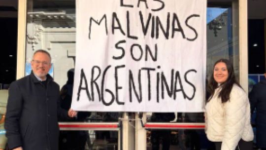 En La Rural expusieron una réplica de la bandera que Argentina mostró en el Mundial
