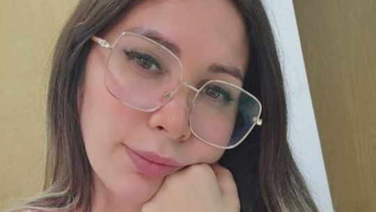 Una mujer denuncia que el acusado de asesinar a su hija la hostiga desde la cárcel con un celular: "Me dio un ataque de pánico"