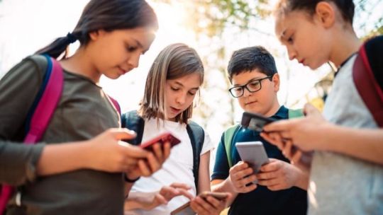 Especialistas alertan que prohibir las redes sociales no alcanza para proteger a niños y adolescentes