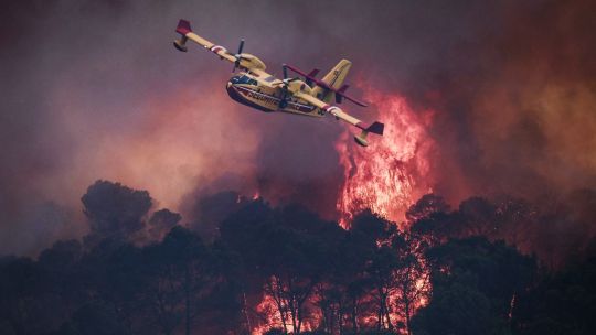 El fuego devora Francia: decenas de miles de evacuados y paraísos turísticos en cenizas