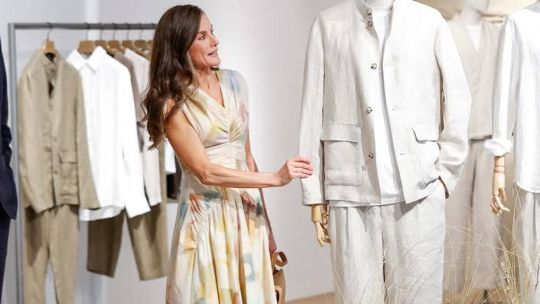La reina Letizia celebró los 50 años de Adolfo Domínguez con un look que reivindica la moda española