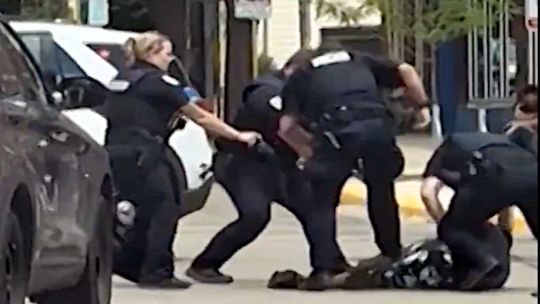 En medio de las acusaciones de racismo contra la Argentina, un hombre afroamericano muere tras recibir disparos de la Policía en EE.UU.