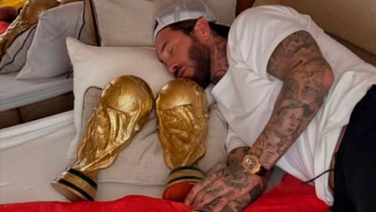 El español Sergio Ramos recreó la foto de Messi durmiendo con la Copa