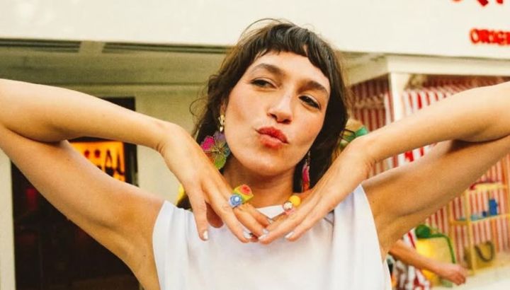 Así es la cocina de Cande Vetrano: isla de madera, banquetas amarillas y mucha luz natural
