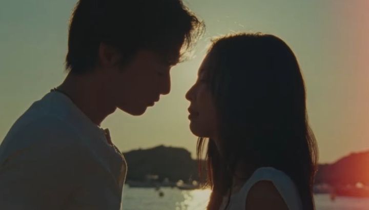 Jennie de BLACKPINK lanzó el video de su nuevo tema en solitario "Less than a Lover" junto a un seductor modelo
