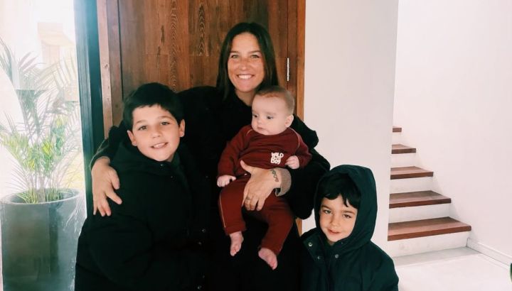 Así es la casa del árbol de los hijos Juana Repetto: cocina Montessori, mini living y hamacas