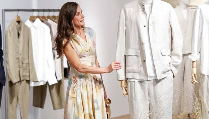 La reina Letizia celebró los 50 años de Adolfo Domínguez con un look que reivindica la moda española