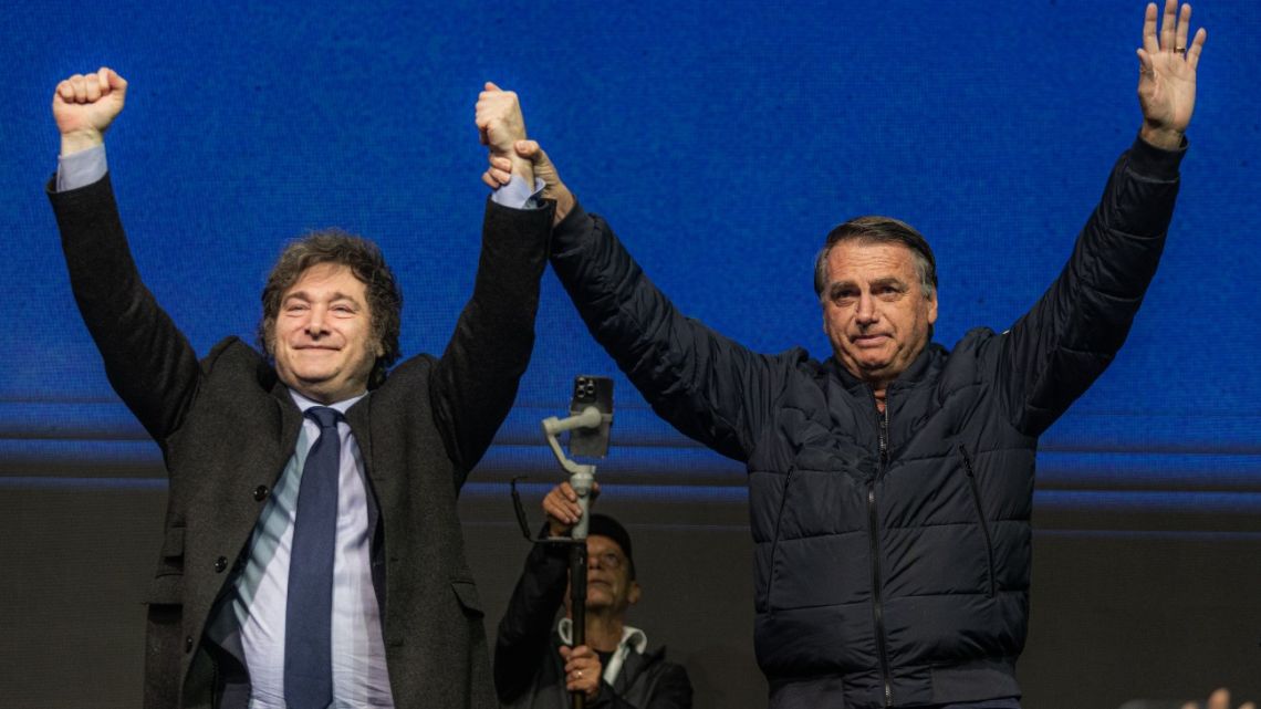 Milei pone a prueba su magia de derecha en la inestable campaña de Flavio Bolsonaro en Brasil Milei pone a prueba su magia de derecha en la inestable campaña de Flavio Bolsonaro en Brasil