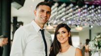 Dibu Martínez junto a su esposa Mandinha