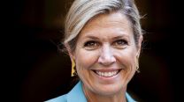 El look monocromático de Máxima Zorreguieta que combinó un vestido minimalista con un impactante tocado