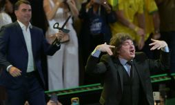 Milei en el acto en Brasil, en apoyo a Flávio Bolsonaro.