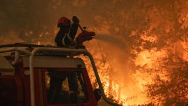 Los incendios fuera de control en España y Francia obligaron a evacuar a más de 175.000 personas y mantienen en alerta a dos países