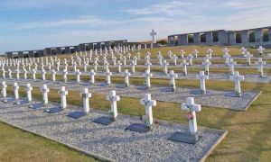 25_07_2026_cementerio_darwin_malvinas_cedoc_g