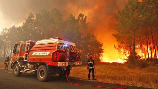 Feroz incendio en la región de Madrid y sur de Francia: más de 200 mil evacuados