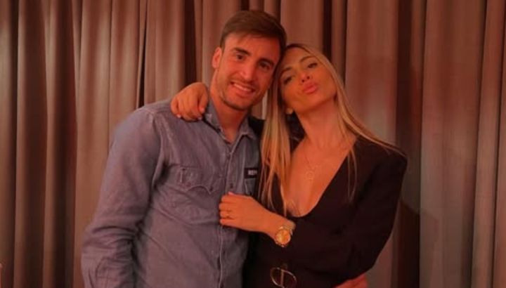 Entramos a la cocina de Caro Calvagni y Nicolás Tagliafico: moderna, repleta de copas y con una canilla exclusiva para el agua del mate
