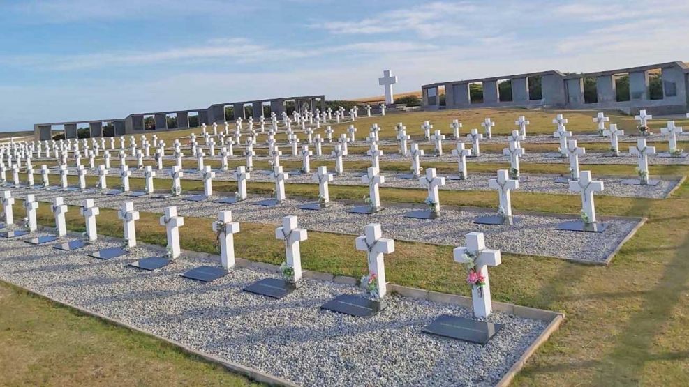 25_07_2026_cementerio_darwin_malvinas_cedoc_g